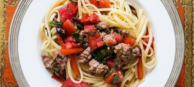 Паста с итальянскими сосисками и запеченным перцем