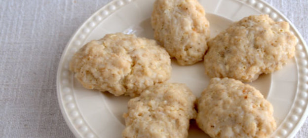 Салат из зеленого лука с яйцом и морской капустой.