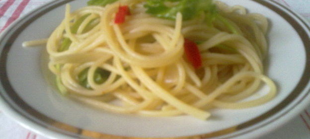 Спагетти с руколой и чили