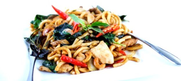 Жареная курица и лапша удон с чили, кориандром и имбирем