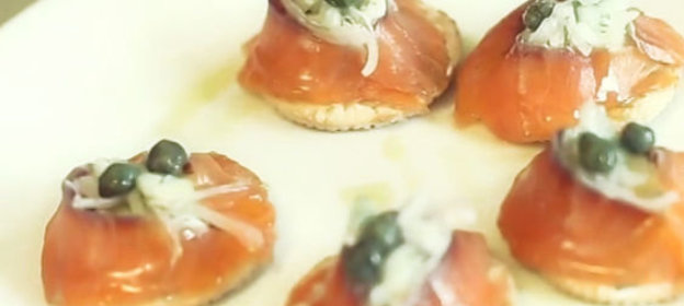 Лосось с укропно-сметанным соусом и каперсами