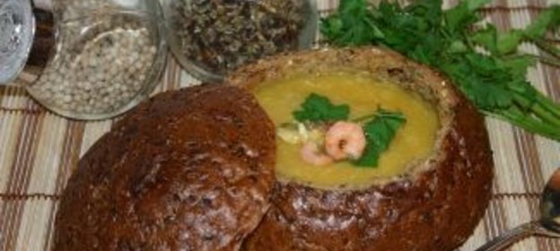 Густой тыквенный суп с копченой треской в хлебных чашечках