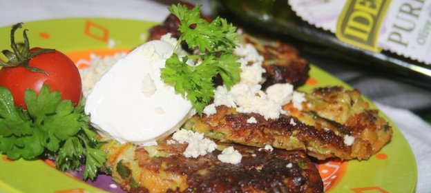 Латкес (еврейские кабачковые оладьи с овечьим сыром)