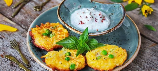 Овощные оладьи из топинамбура с сыром и горошком
