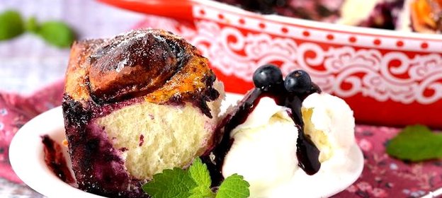 Булочки-улитки на черничной подушке