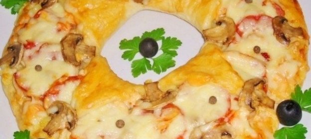 Пицца «Рождественский венок» с соусом энчилада