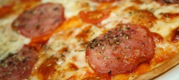 Пицца Сальчичон с помидорами черри и моцареллой