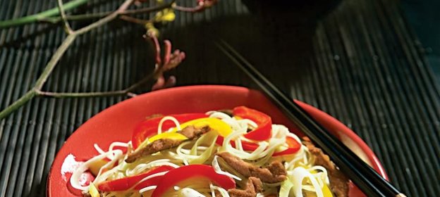 Яичная лапша с телятиной и сладким перцем