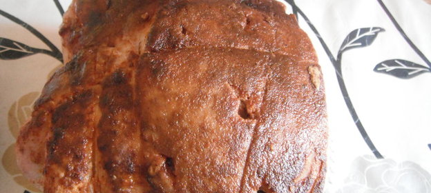 Запеченная грудка индейки, фаршированная грецкими орехами