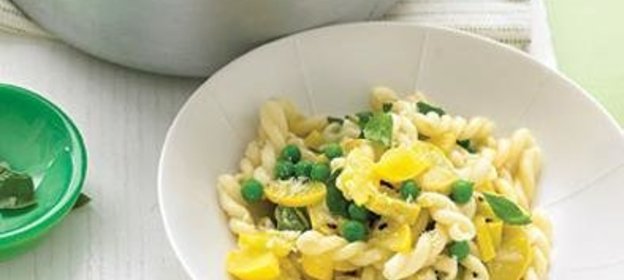 Паста со сквошем, горохом и базиликом