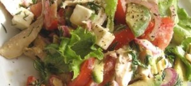 Салат с запеченной куриной грудкой, овощами и адыгейским сыром