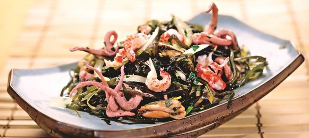 Салат из морской капусты с морепродуктами