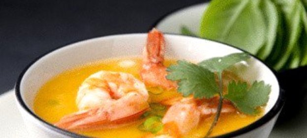 Бульон с креветками и кокосом