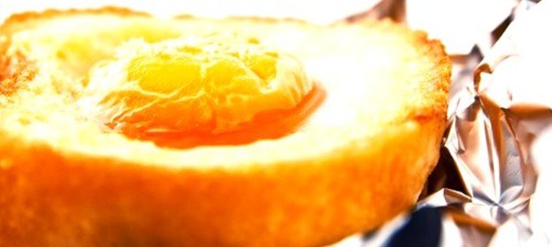 Яичница с колбасой в булке