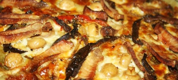 Пицца на сером тесте