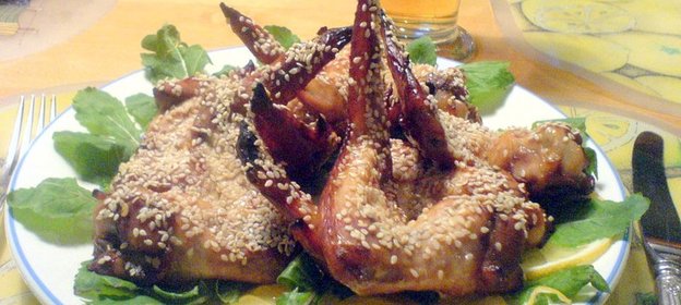 Куриные крылышки маринованные, запечённые с кунжутом