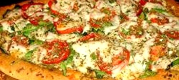 Пицца в виде сердца с овощами и пепперони