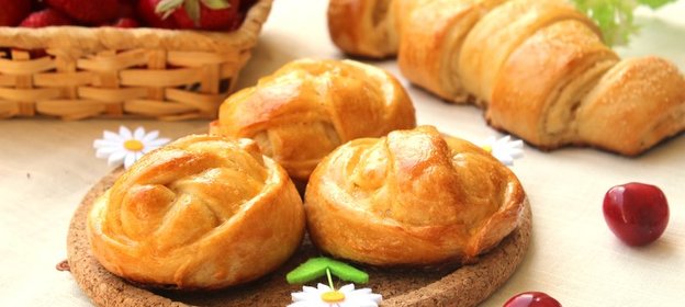 Булочки с карамельными яблоками и витушка со сливочным сыром