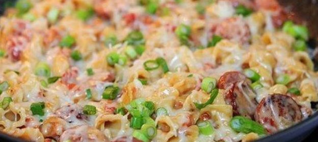 Макароны с сосисками и сливочным соусом