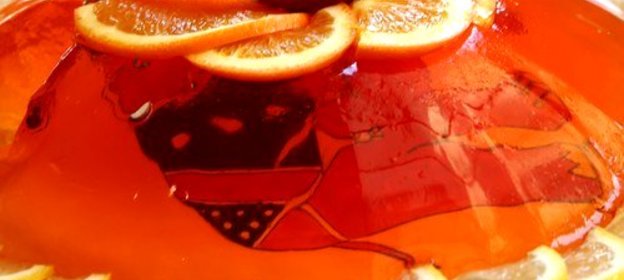 Желе из белой сангрии с фруктами