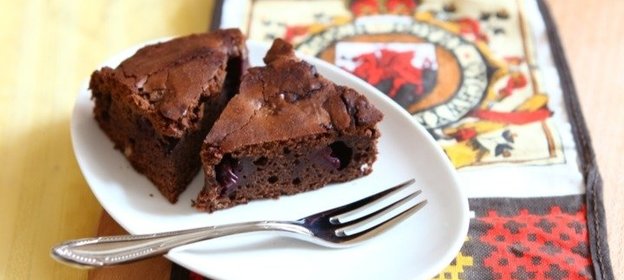 Шоколадный пирог с вишней и перцем