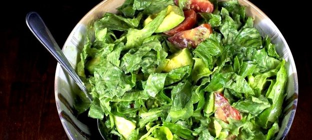 Зеленый салат с помидорами и авокадо