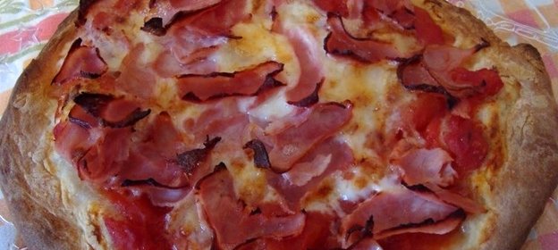 Пицца с ветчиной и помидорами