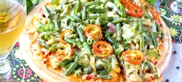 Пицца со стручковой фасолью и ветчиной