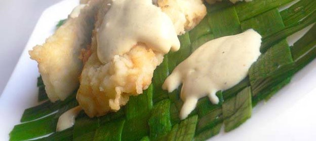 Щука жареная под соусом, на циновке