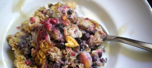 Овсяная запеканка с ягодами и орехами