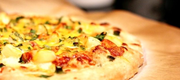 Пицца с ананасами и курицей