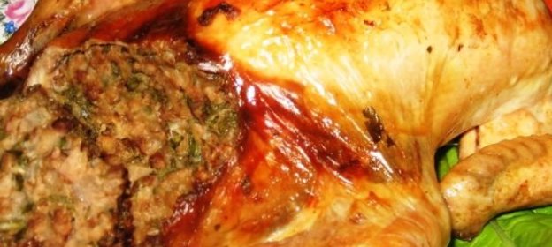 Запеченная курица с пикантной ореховой начинкой