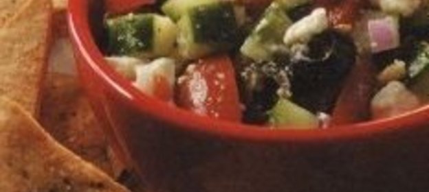 Овощная сальса с жареной питой