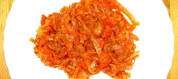 Капуста, тушеная с томатом и грудинкой