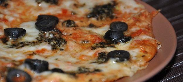 Пицца с моцареллой и песто (мультиварка)