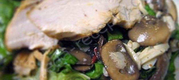 Грибной салат с куриной грудкой и перепелиными яйцами