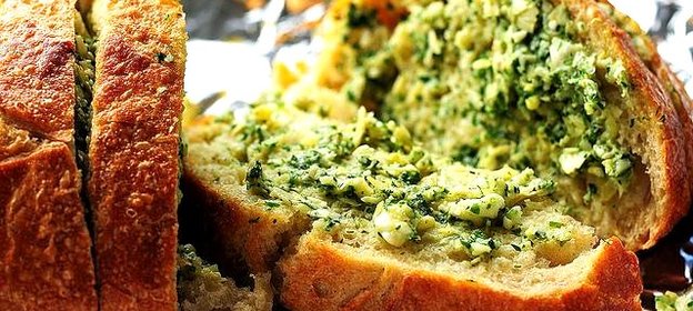 Хлеб с артишоками, сыром и чесноком