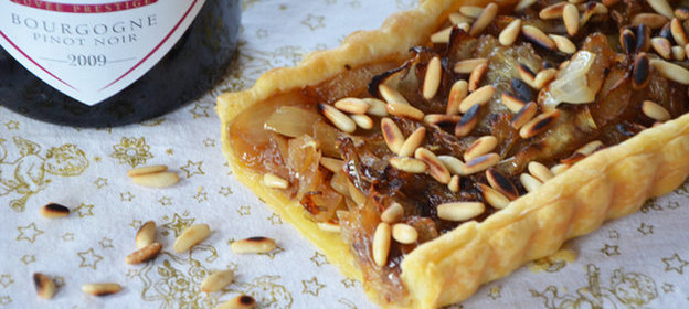 Луковый пирог с кленовым сиропом и кедровыми орешками