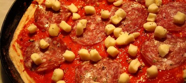 Пицца с салями и сыром