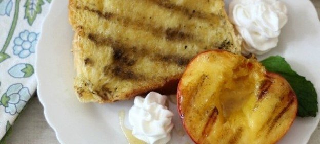 Жареные персики с кексом