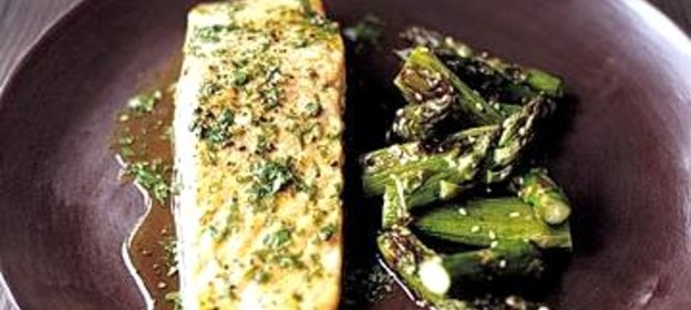 Лосось с лаймом и спаржей