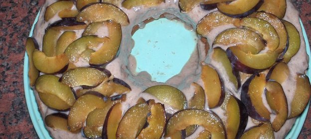 Бананово-сливовый манный кекс