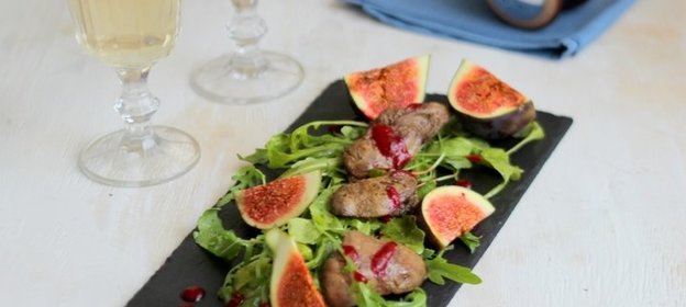 Теплый салат с куриной печенью