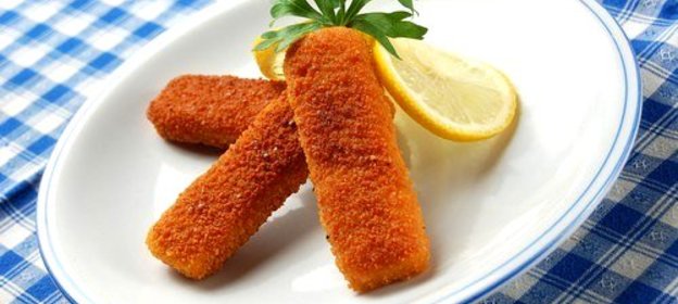 Рыбные палочки из лосося в золотистой корочке из сухарей и пармезана