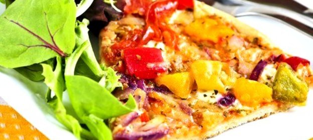 Пицца с помидорами, сельдереем, перцем, цукини и двумя видами сыра