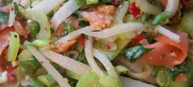 Салат с дайконом и лососем