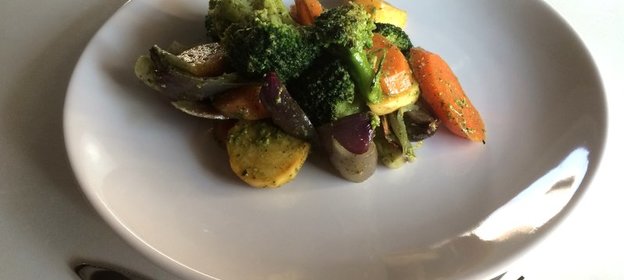 Запечённые овощи под мятно-чесночным соусом