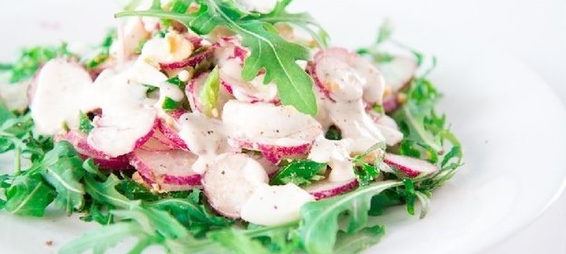 Морской сом с орехами в томатном соусе