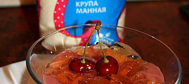 Десерт из черешни с желе из мандаринов