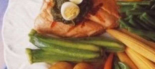 Весенние овощи с лососем